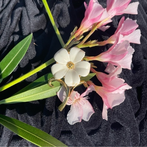 VINTAGE Signature Monet White/GoldTone Flower & Stems Brooch Pin - Picture 2 of 8